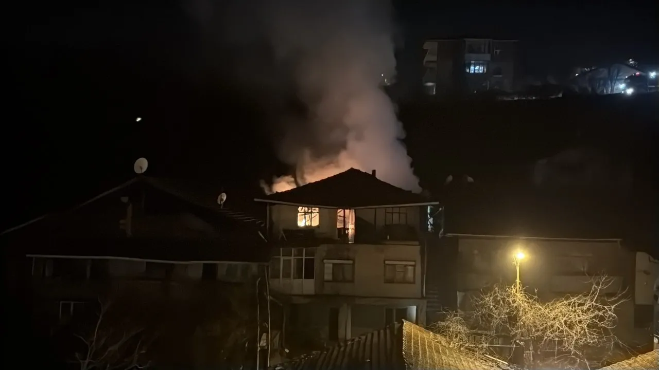 3 KATLI MÜSTAKİL EV ALEVLERE TESLİM OLDU