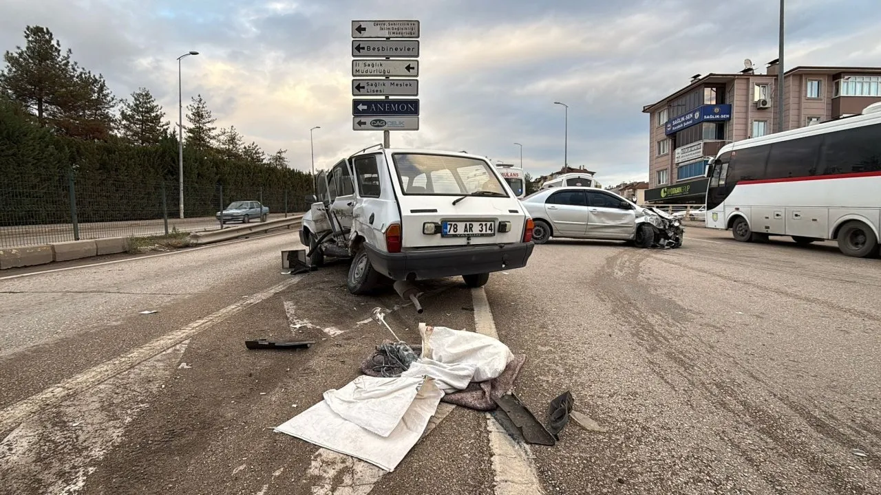 5000 EVLER KÖPRÜSÜNDE TRAFİK KAZASI