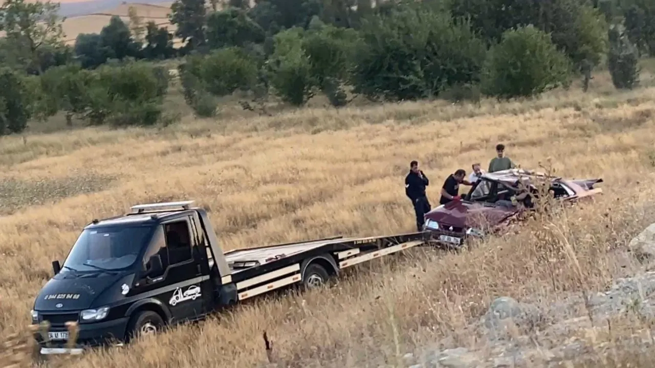 EFLANİ’DE OTOMOBİL TARLAYA DEVRİLDİ: 2’Sİ ÇOCUK 5 YARALI