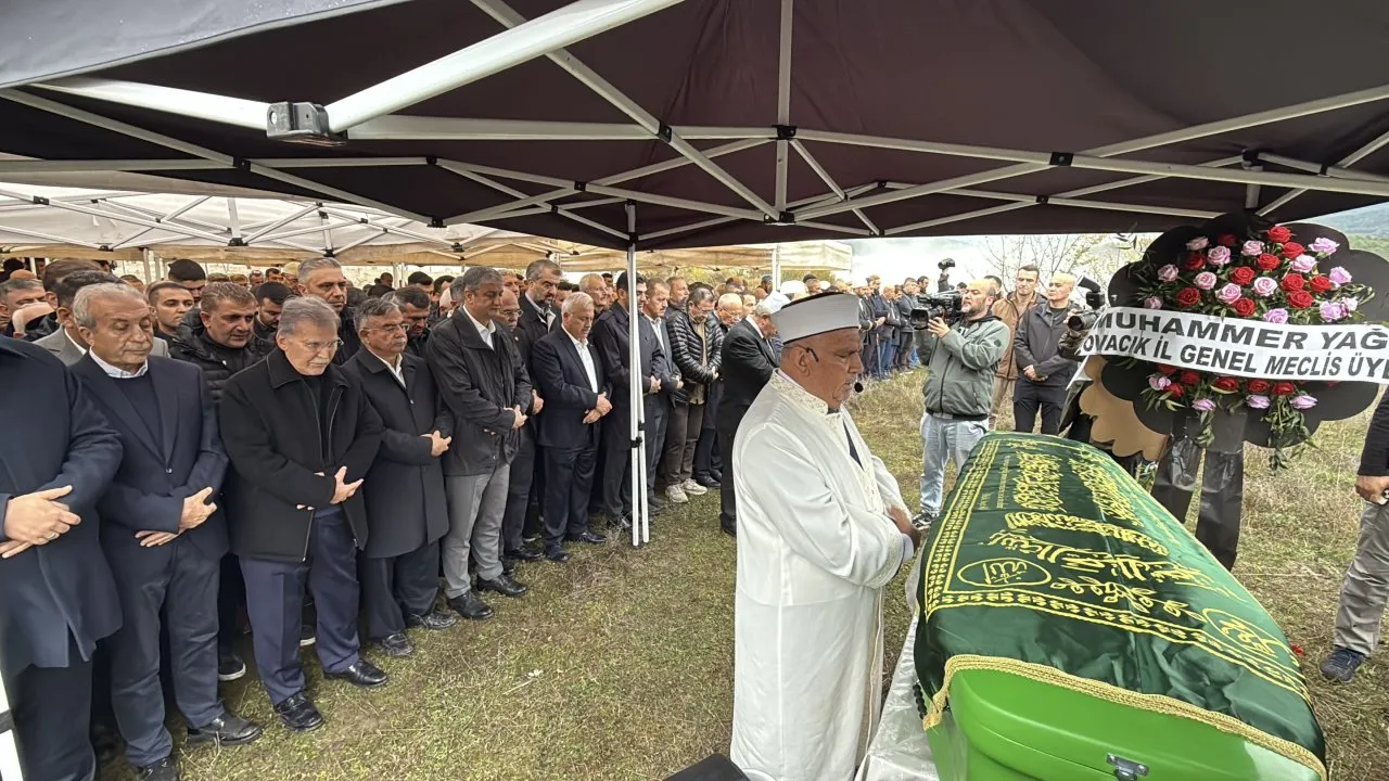 Eski TBMM Başkanı Mehmet Ali Şahin’in babası Abdullah Şahin son yolculuğuna uğurlandı 