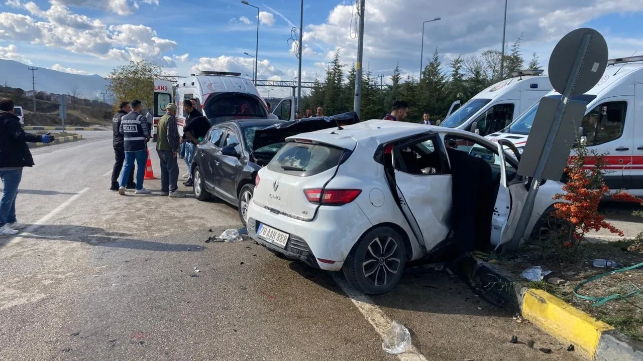 ESKİPAZAR’DA İKİ OTOMOBİL ÇARPIŞTI; 7 YARALI