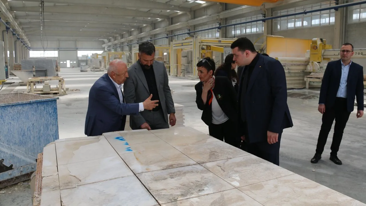 ESKİPAZAR SARI TRAVERTEN TAŞI İÇİN İSCEHİSAR’A İNCELEME GEZİSİ GERÇEKLEŞTİRİLDİ
