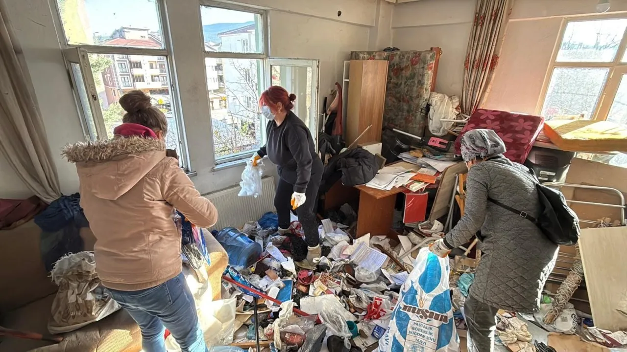 EV VE APARTMANIN BAHÇESİNDEN 10 KAMYON ÇÖP ÇIKTI