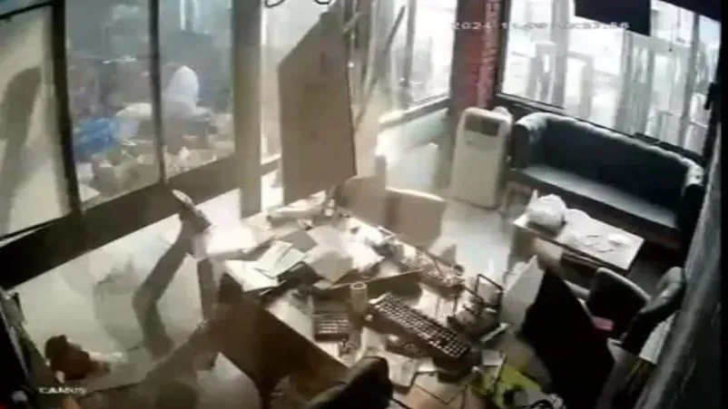 GÜVERCİN BESLEMEK İÇİN ÇIKTIĞI ASMA TAVAN ÇÖKTÜ