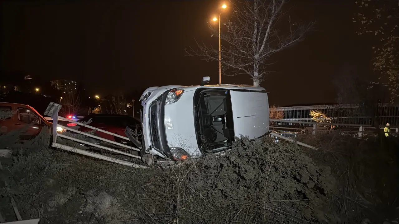 HAFİF TİCARİ ARAÇ İLE OTOMOBİL ÇARPIŞTI, KAZADA 3 KİŞİ YARALANDI