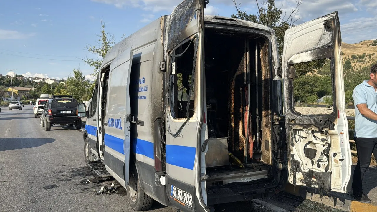 HASTA NAKİL ARACI ALEV ALDI, DİYALİZ HASTASINI ŞOFÖR KURTARDI