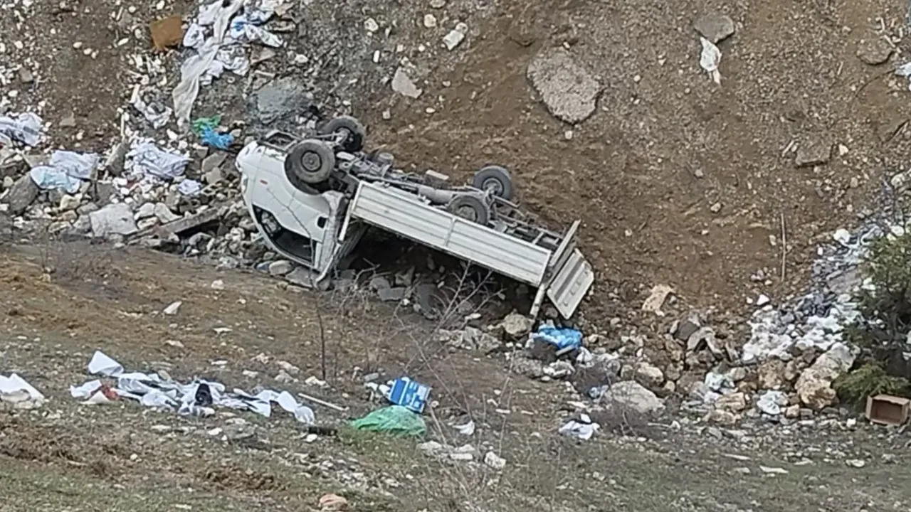 KAMYONET ŞARAMPOLE DEVRİLDİ, 2 KİŞİ YARALANDI