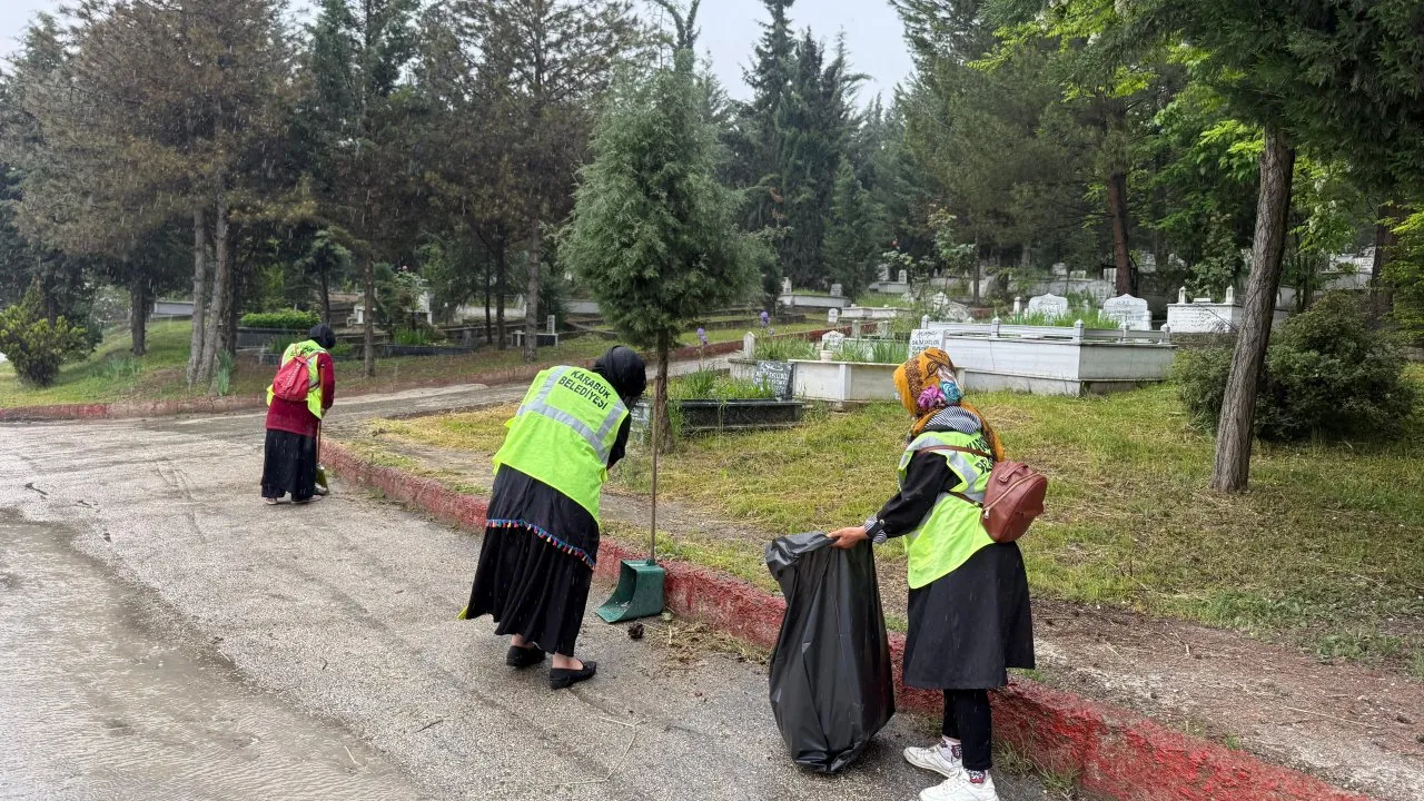 KARABÜK BELEDİYESİ BAYRAM ÖNCESİ MEZARLIKLARDA HUMMALI TEMİZLİK BAŞLATTI