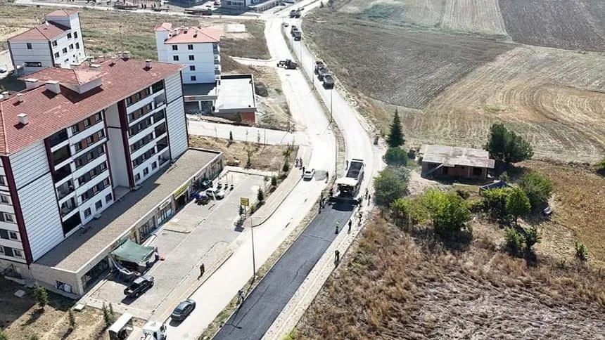 KARABÜK BELEDİYESİ’NDEN BELENKÖY’DE ASFALT YENİLEME VE ÇEVRE DÜZENLEME ATAĞI