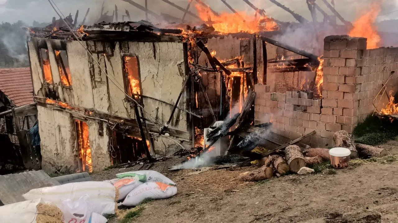 KARABÜK’TE 2 KATLI AHŞAP EV ALEVLERE TESLİM OLDU
