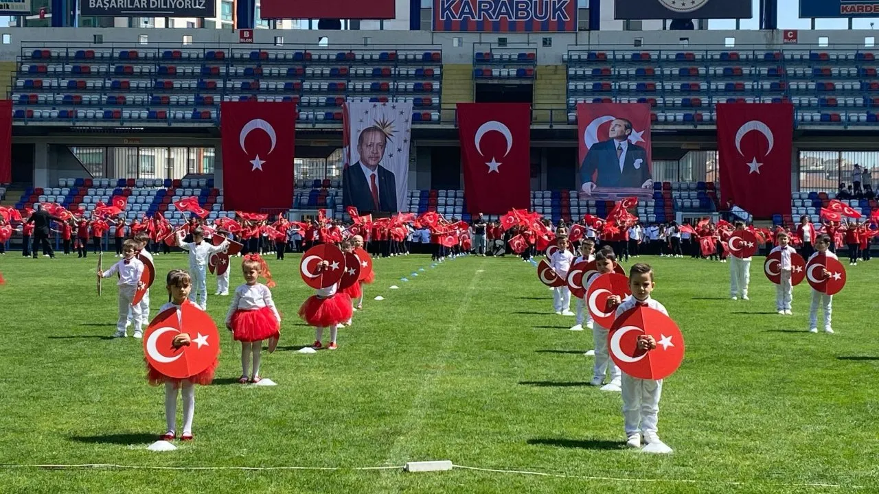 KARABÜK’TE 23 NİSAN COŞKUSU STADYUMA TAŞTI