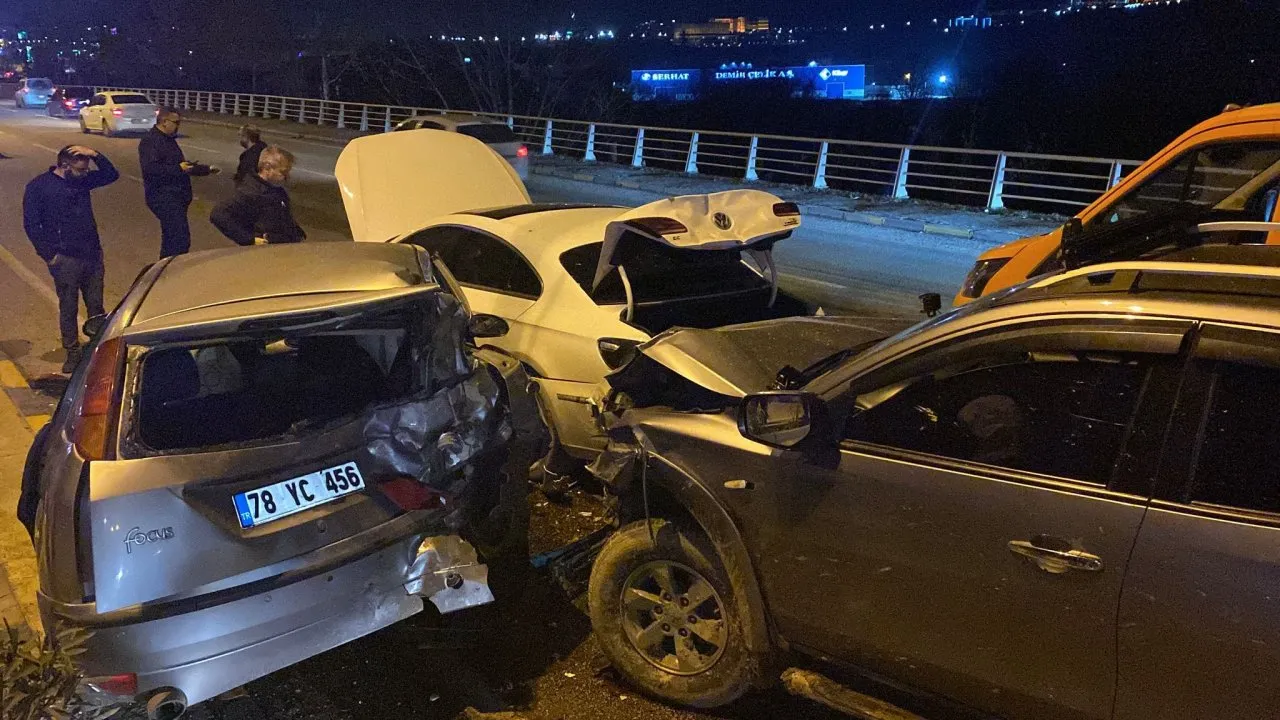 KARABÜK’TE 5 ARACIN KARIŞTIĞI ZİNCİRLEME TRAFİK KAZASINDA 5 KİŞİ YARALANDI
