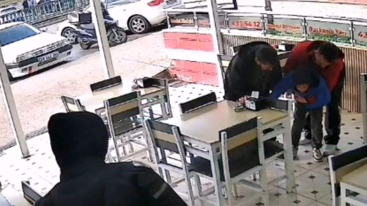 KARABÜK’TE BOĞAZINA ŞEKER TAKILAN ÇOCUĞU İŞLETME ÇALIŞANI HEIMLICH MANEVRASIYLA KURTARDI