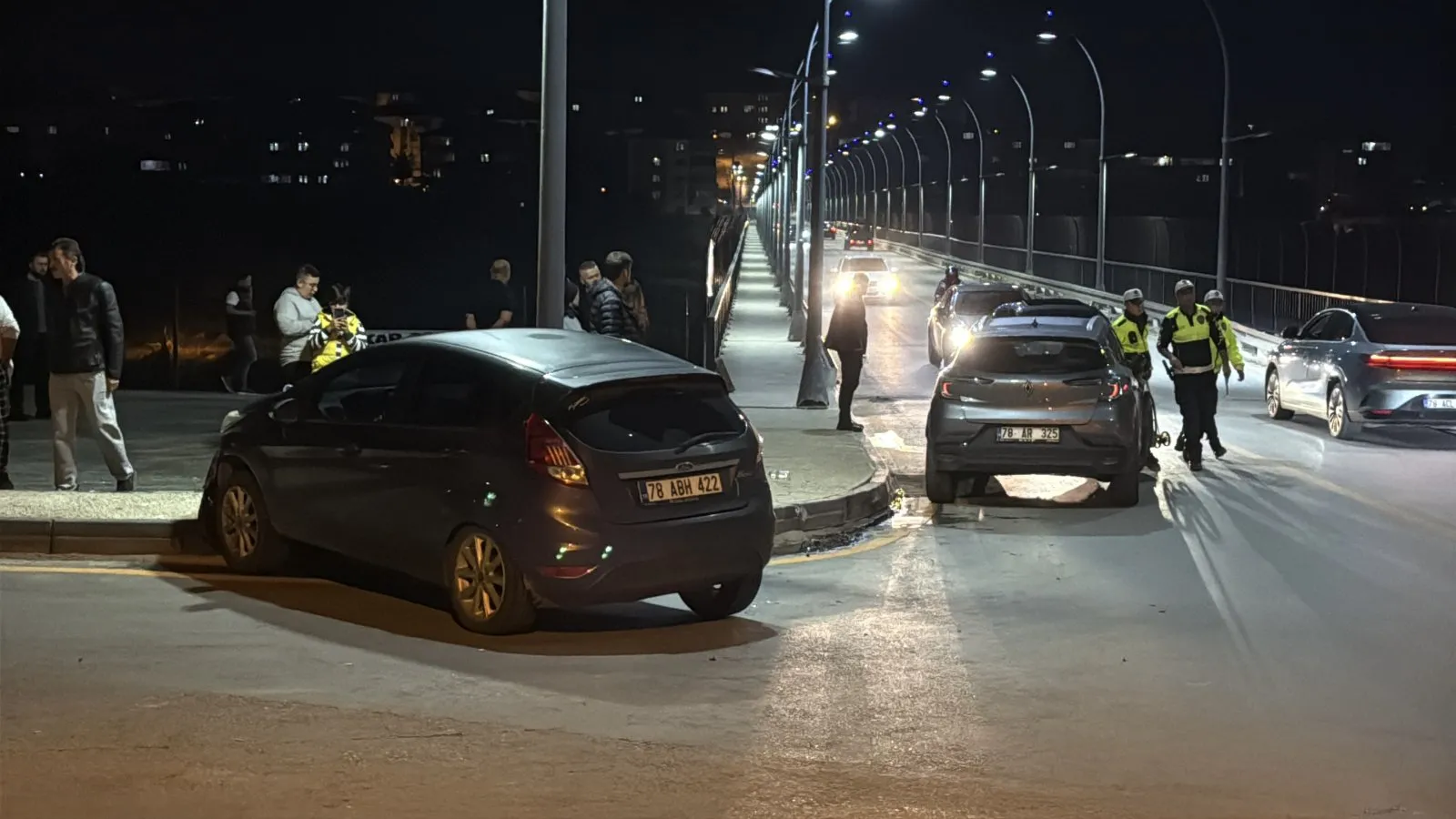 KARABÜK’TE İKİ OTOMOBİL KAVŞAKTA ÇARPIŞTI: 2 YARALI