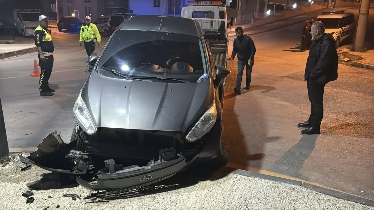 KARABÜK’TE İKİ OTOMOBİL KAVŞAKTA ÇARPIŞTI: 2 YARALI