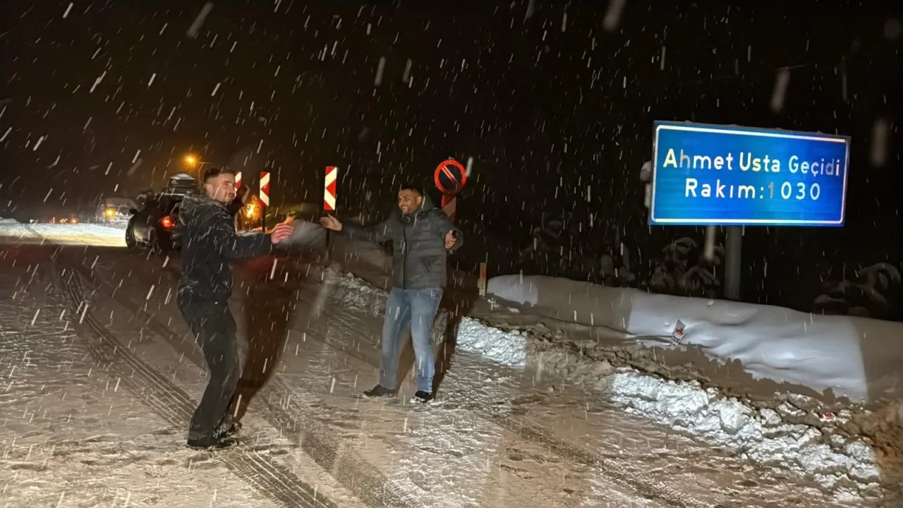 KARABÜK’TE KAR YAĞIŞI HEM ZORLADI HEM SEVİNDİRDİ
