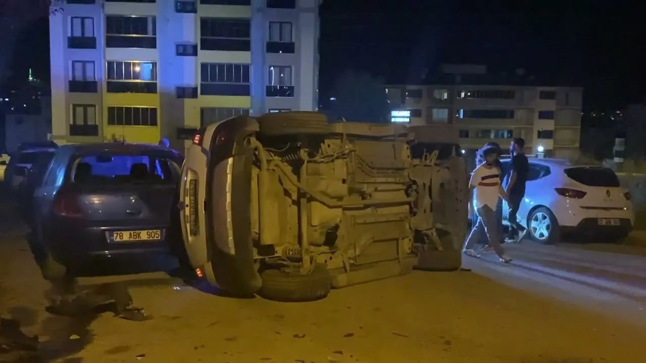 KARABÜK’TE KAZADA DEVRİLEN OTOMOBİL GÜVENLİK KAMERASINA YANSIDI