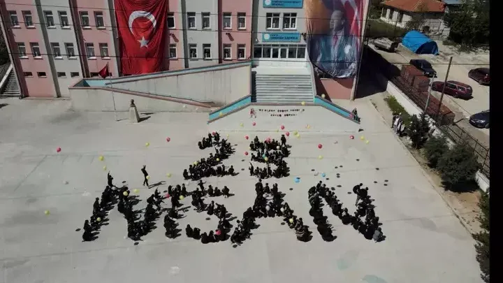 KARABÜK’TE ÖĞRENCİLERDEN 23 NİSAN’A ANLAMLI KAREOGRAFİ