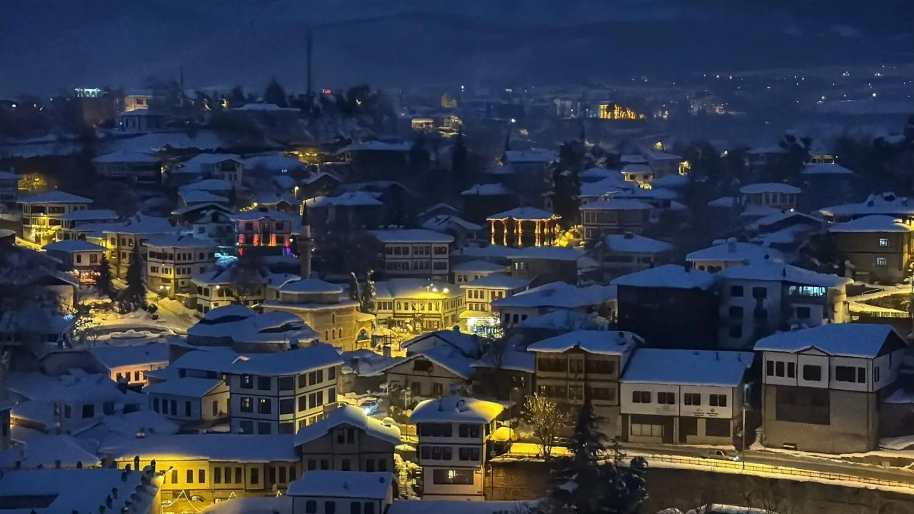 KARABÜK’TE OKULLAR ÇARŞAMBA GÜNÜ KAR NEDENİYLE TATİL EDİLDİ