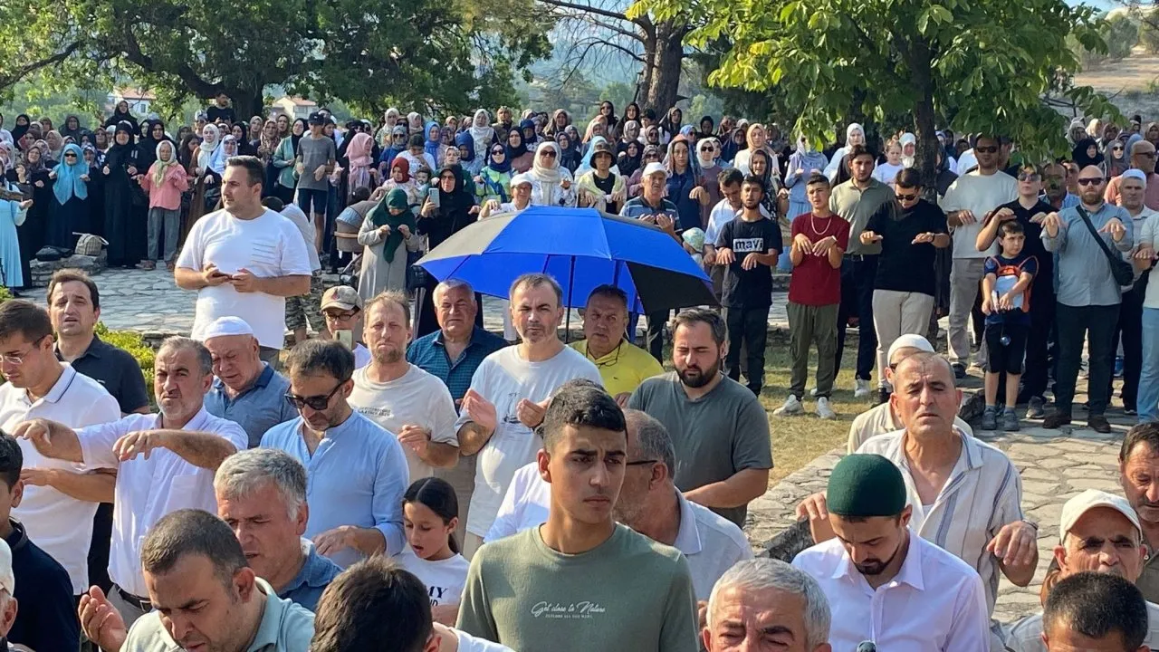 KARABÜK’TE ORMAN YANGINLARI SÜRÜYOR, VATANDAŞLAR YAĞMUR DUASINA ÇIKTI