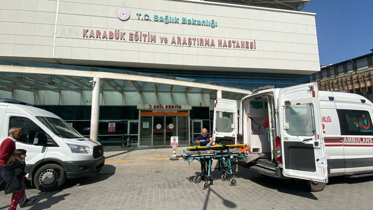 KARABÜK’TE PARK HALİNDEKİ TIRA ÇARPAN OTOMOBİLDE 5 KİŞİ YARALANDI