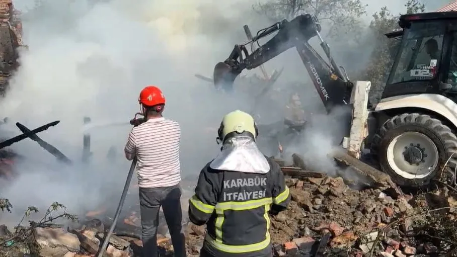 KARABÜK’TE TEK KATLI AHŞAP EV YANGIN SONRASI KULLANILMAZ HALE GELDİ