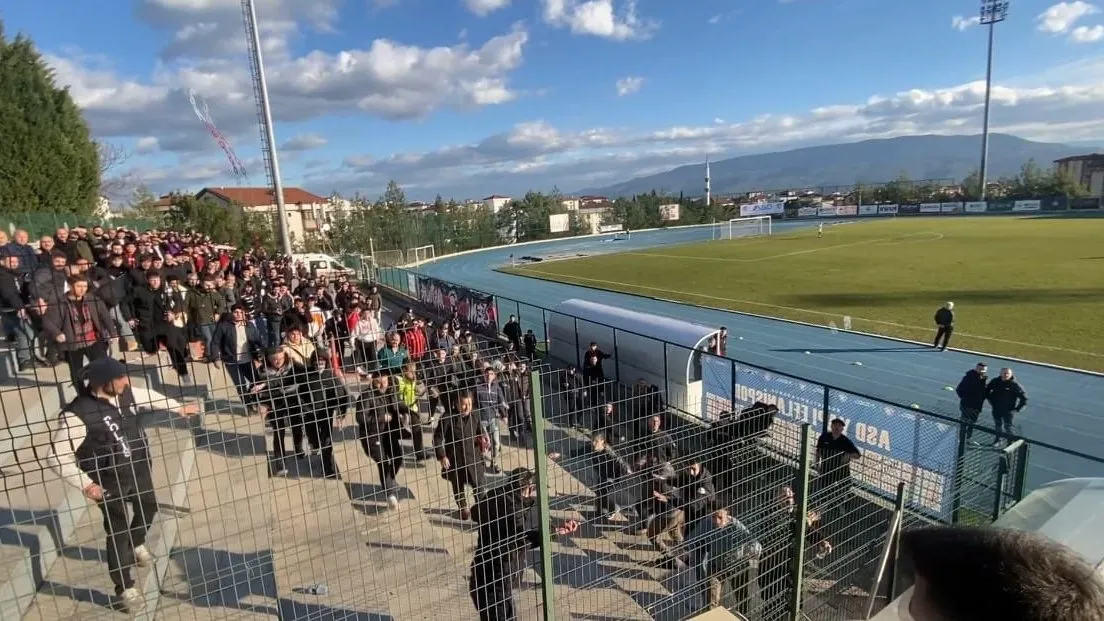 KARABÜK’TE TRİBÜNLER KARIŞTI