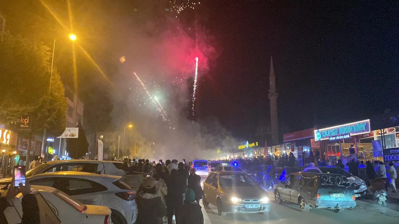 KARABÜK’TE YENİ YIL COŞKUSU: 2025’E RENKLİ KUTLAMALARLA GİRİLDİ