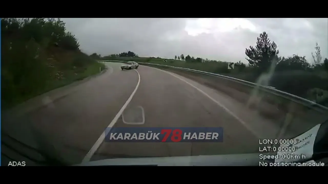 MİNİBÜS İLE OTOMOBİLİN ÇARPIŞTIĞI KAZA KAMERADA; 6 YARALI