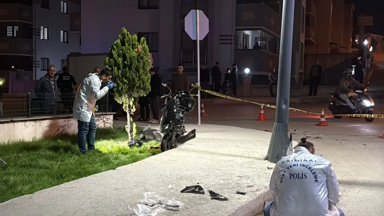 MOTOSİKLET İLE HAFİF TİCARİ ARAÇ ÇARPIŞTI; 1’İ AĞIR, 2 YARALI
