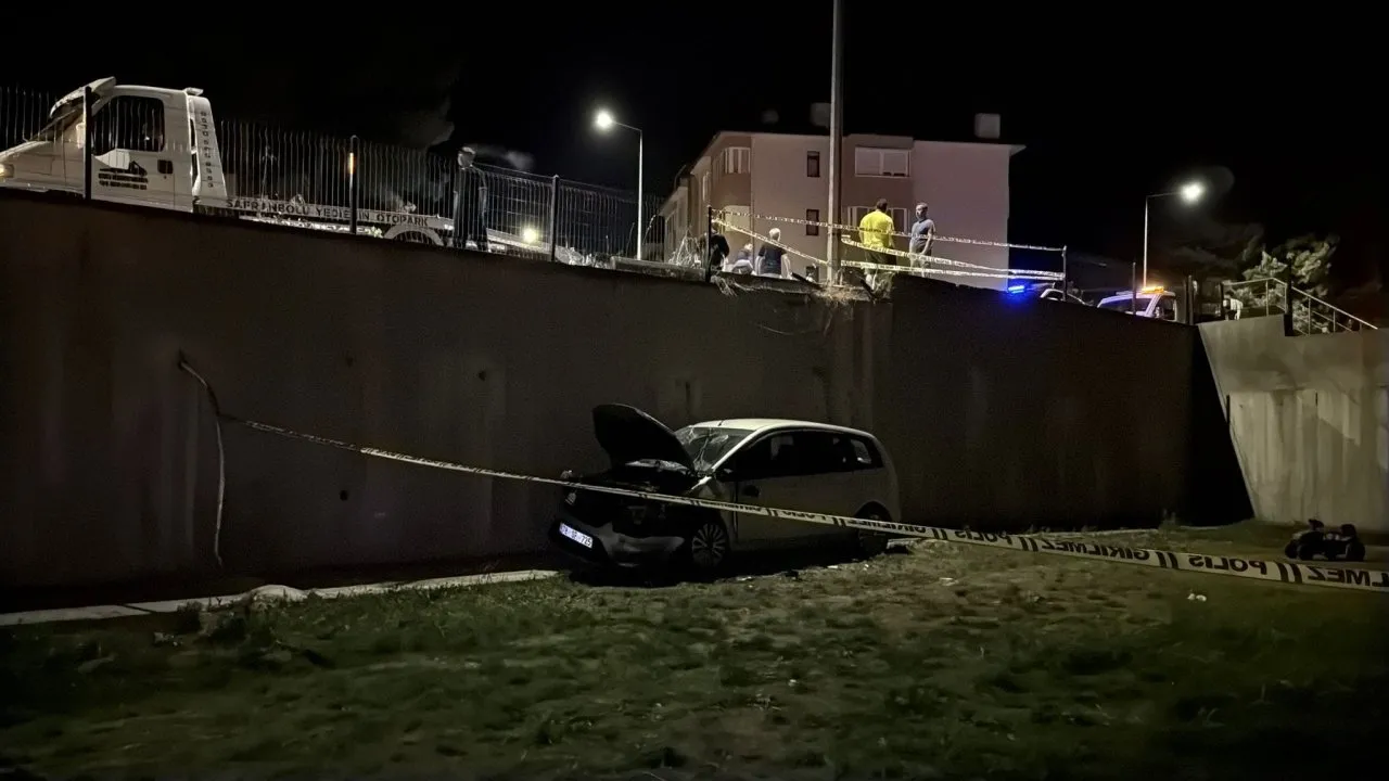 OTOMOBİL, 4 METRE YÜKSEKLİKTEN APARTMANIN BAHÇESİNE DÜŞTÜ