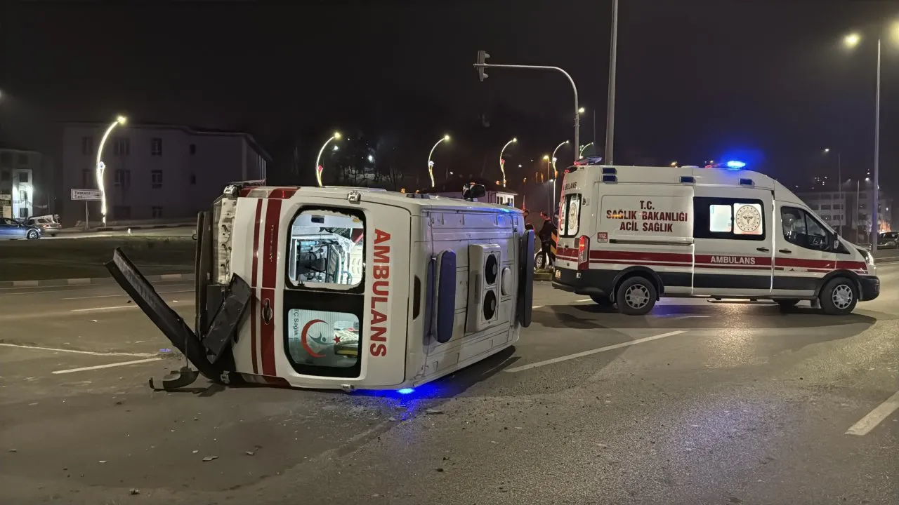 OTOMOBİL İLE ÇARPIŞAN AMBULANS DEVRİLDİ, 3 SAĞLIK PERSONELİ YARALANDI
