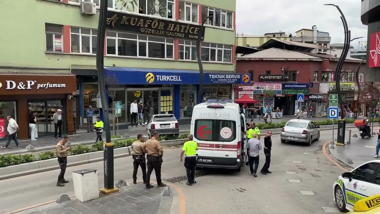 OTOMOBİL SÜRÜCÜSÜ ÖNCE KADINA SONRA REFÜJE ÇARPARAK DURABİLDİ