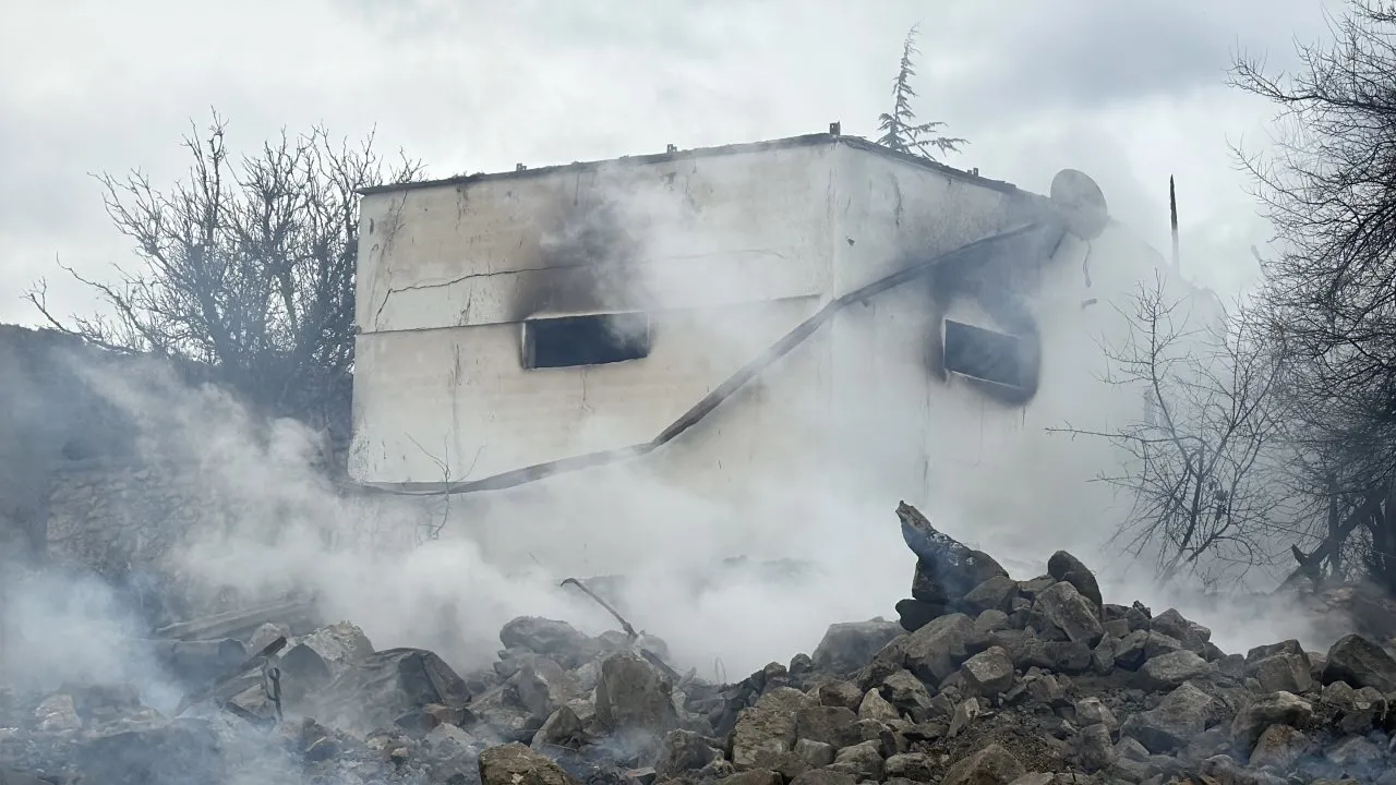 OVACIK’TA KORKUTAN YANGIN: 4 EV VE 1 AHIR KÜLE DÖNDÜ