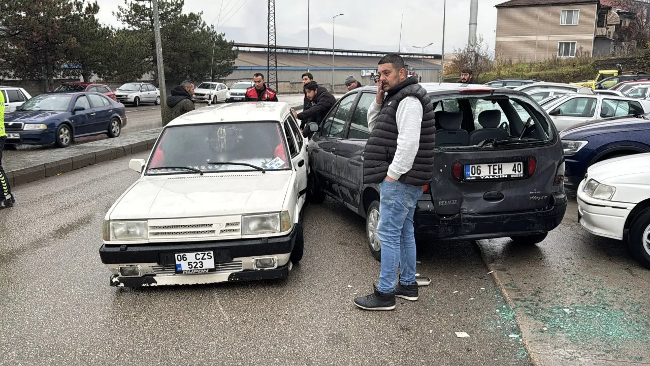 POLİSİN DUR İHTARINA UYMAYAN SÜRÜCÜ BAŞKA OTOMOBİLE ÇARPARAK DURDU