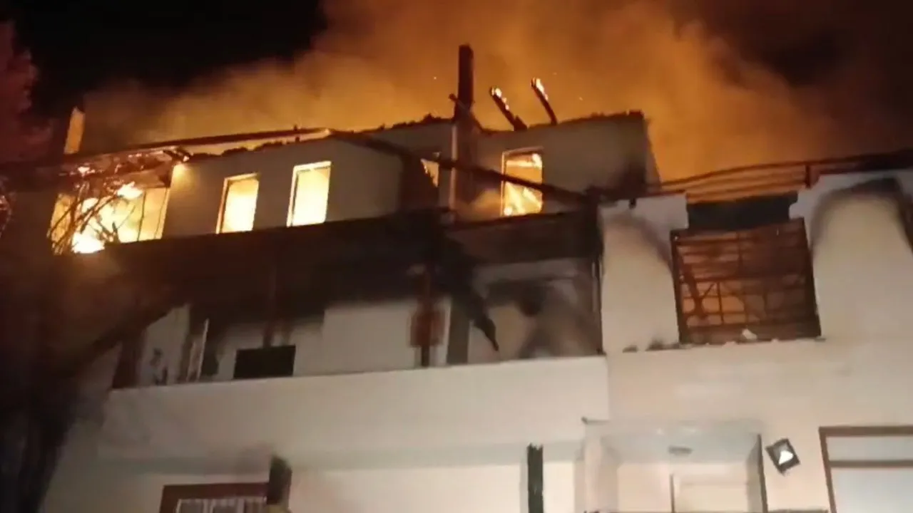 SAFRABOLU’DA KÖY MUHTARINA AİT 3 KATLI EV ALEVLERE TESLİM OLDU