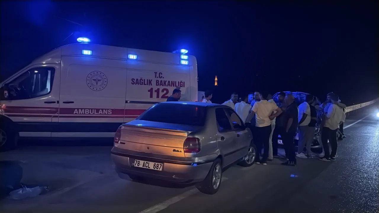 SAFRANBOLU’DA 2 OTOMOBİL ÇARPIŞTI; 3 YARALI