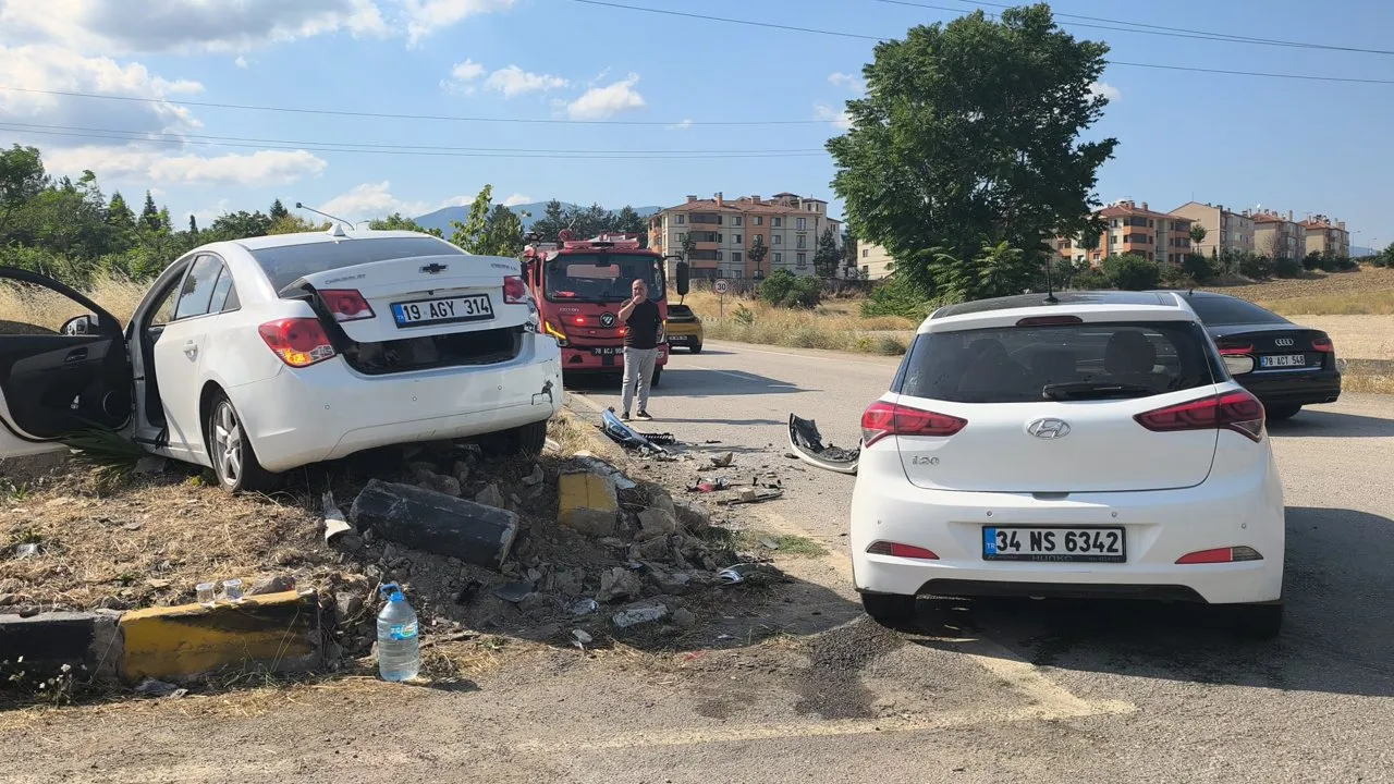 SAFRANBOLU’DA 2 OTOMOBİL ÇARPIŞTI; 7 YARALI