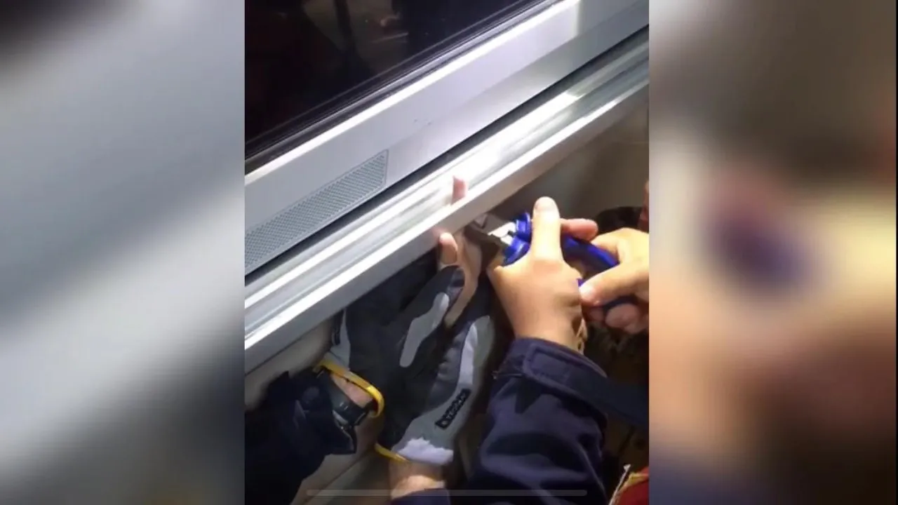 SAFRANBOLU’DA AKILLI TAHTAYA PARMAĞI SIKIŞAN ÖĞRENCİ KURTARILDI