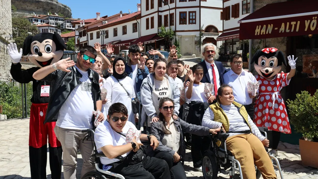 SAFRANBOLU’DA ENGELLİLERE TARİHLE BULUŞMA FIRSATI: ERİŞİLEBİLİRLİK TURU DÜZENLENDİ