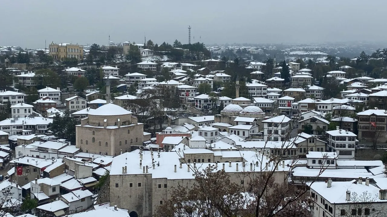 SAFRANBOLU’DA KAR BÜYÜSÜ: TARİHİ KONAKLAR BEYAZA BÜRÜNDÜ
