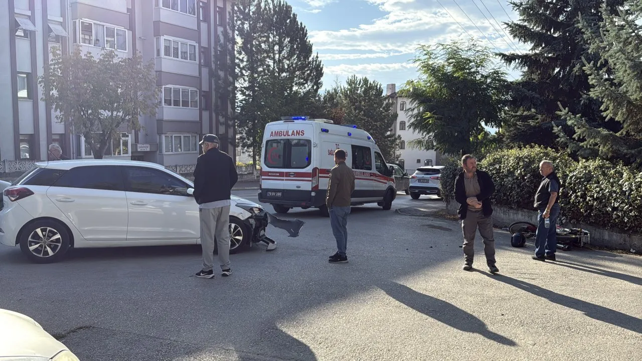 SAFRANBOLU’DA MOTOSİKLET İLE OTOMOBİL ÇARPIŞTI: 1 YARALI