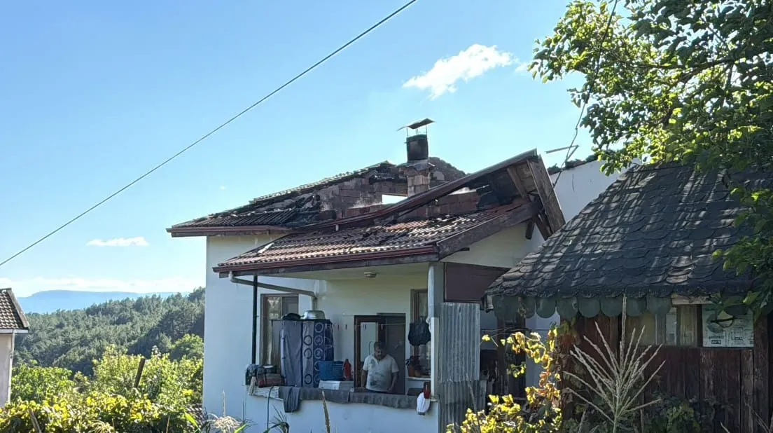 SAFRANBOLU’DA MÜSTAKİL EVİN ÇATISINDA ÇIKAN YANGIN SÖNDÜRÜLDÜ