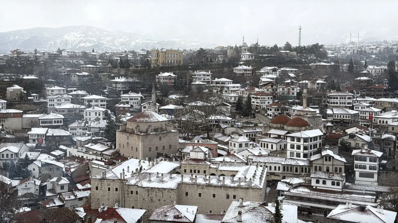 SAFRANBOLU’DA TARİHİ KONAKLAR BEYAZ ÖRTÜYLE KAPLANDI