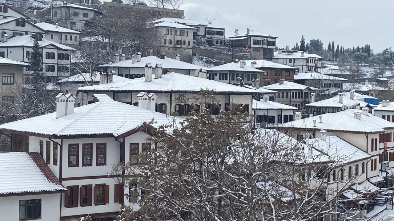 SAFRANBOLU’DA TARİHİ KONAKLAR BEYAZA BÜRÜNDÜ