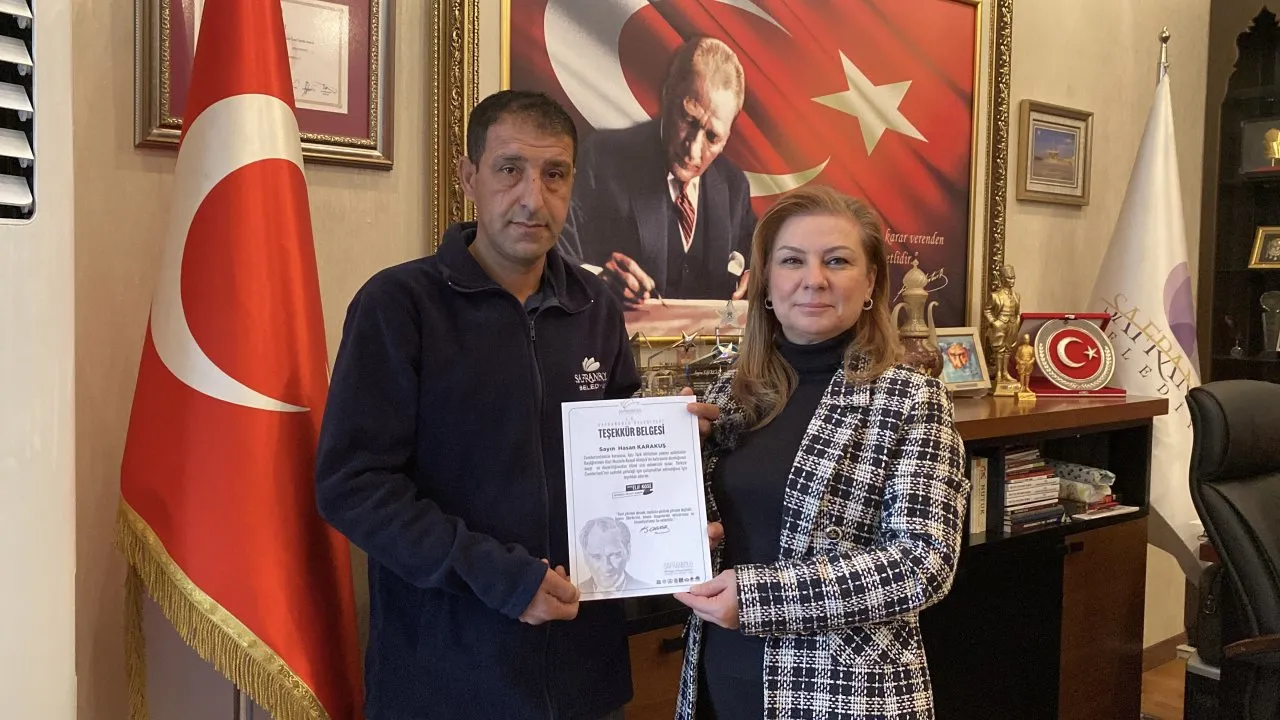 SAFRANBOLU’DA TEMİZLİK İŞÇİSİNİN ATATÜRK HASSASİYETİ