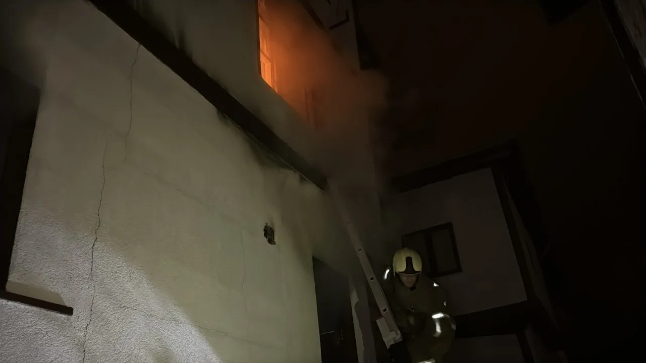 SAFRANBOLU’DA YANGINDA KEDİ KURTARAN İTFAİYE ERİ YARALANDI