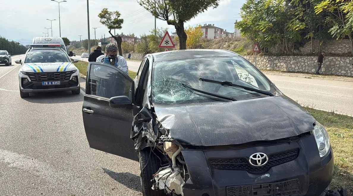 SAFRANBOLU'DA YAYA GEÇİDİNDEN KARŞIYA GEÇMEYE ÇALIŞAN ELEKTRİKLİ BİSİKLET SÜRÜCÜSÜ OTOMOBİLLE ÇARPIŞARAK HAYATINI KAYBETTİ