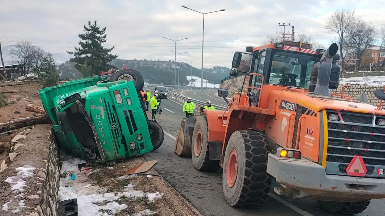 SAFRANBOLU KİRKİLLE’DE KAMYON DEVRİLDİ; 2 KİŞİ HAYATINI KAYBETTİ