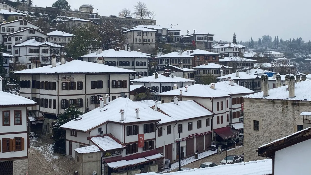 SAFRANBOLU’NUN TARİHİ KONAKLARI BEYAZ GELİNLİĞİNİ GİYDİ